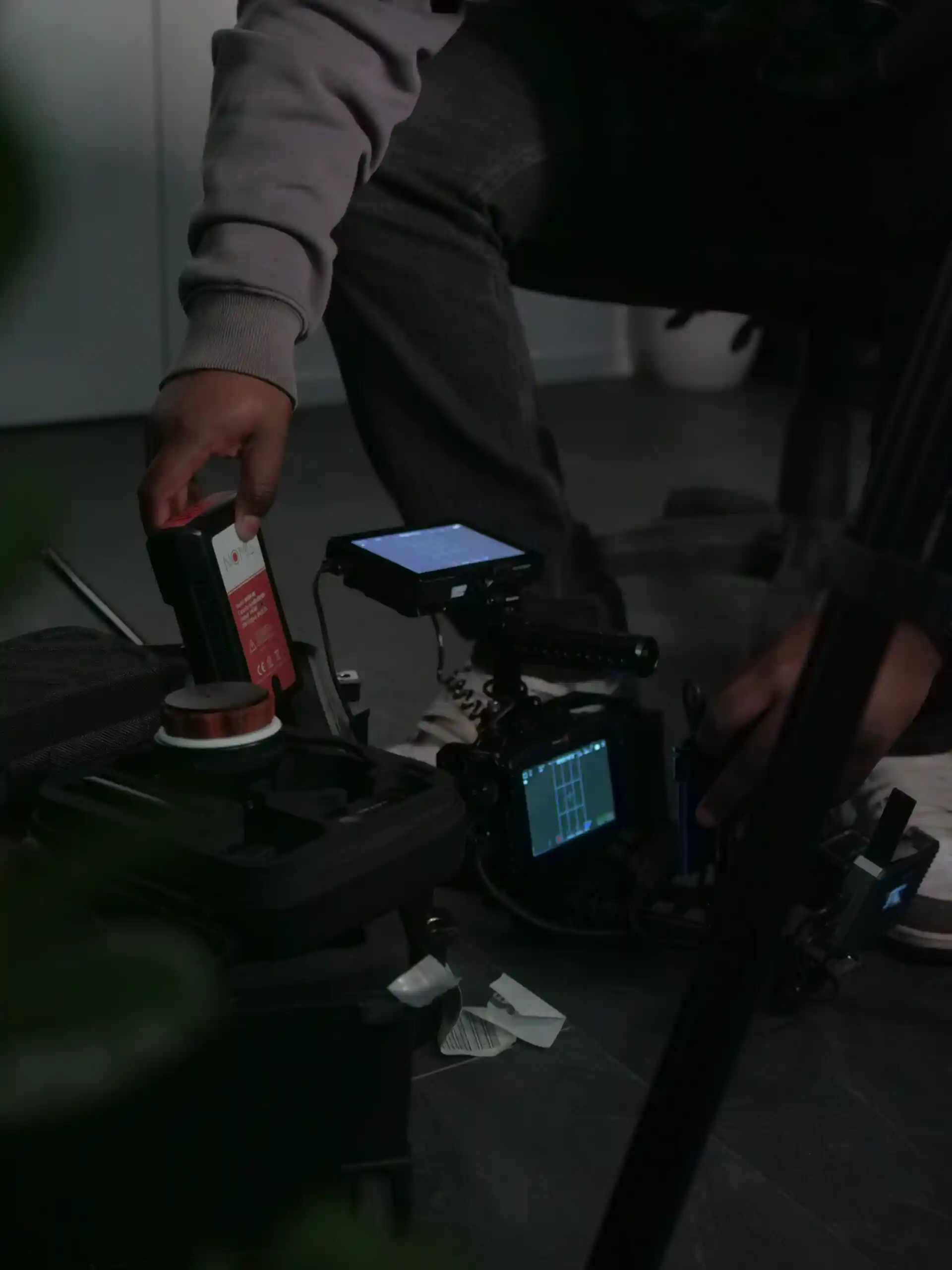 Een accu wisselen op de set, naast de camera en de monitor