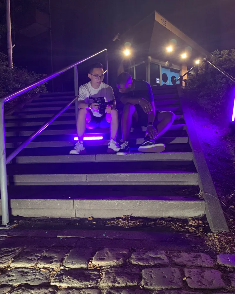 Juriën and Gia on a staircase, at night with the camera